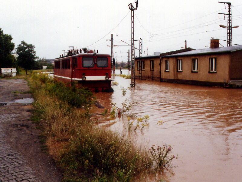 Dieses Foto zeigt die 142 220-3 in Dresden Friedrichstadt am 13.08.2002,der Tag als die Jahrhundert Flut kam. 

