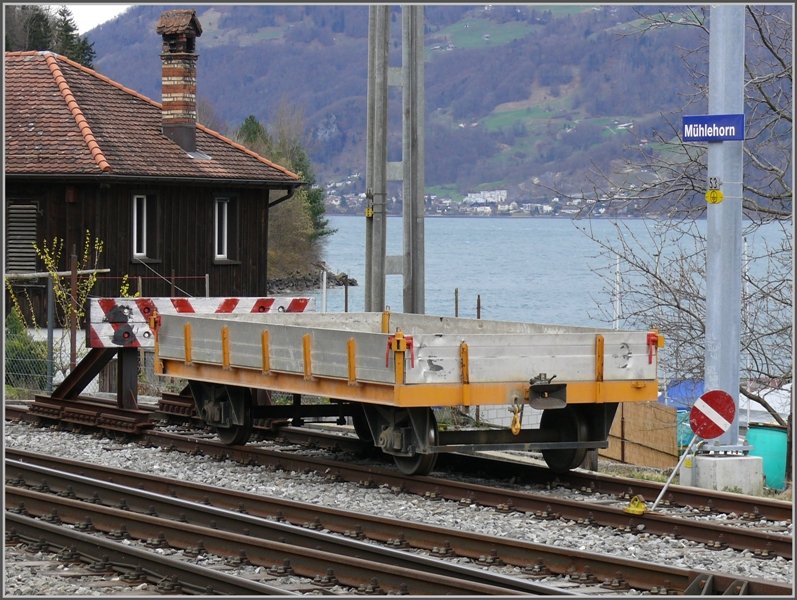 Dieses Gefhrt zu den zahlreich anwesenden Bahndienstfahrzeugen, hier in Mhlehorn am Walensee. (10.03.2008)