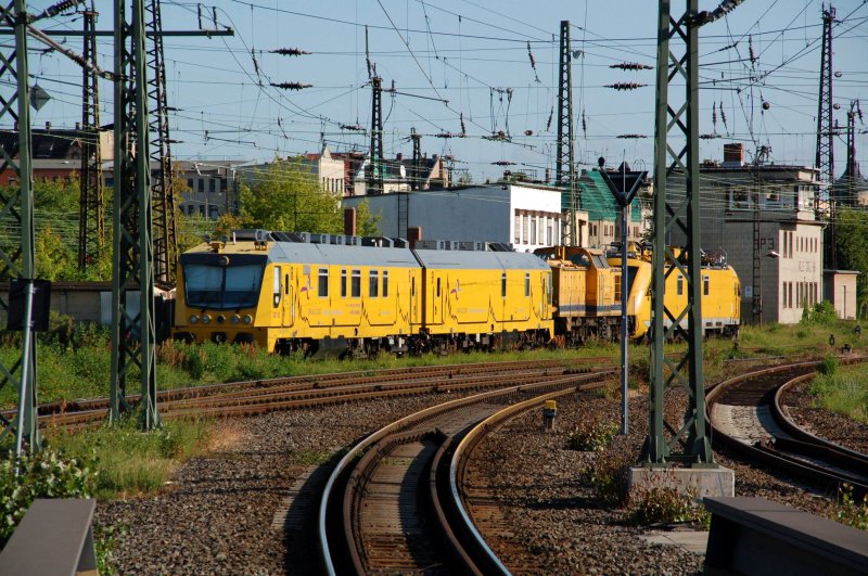 Dieses Gespann aus Speno, BR 203 und BR 711 stand am Morgen des 13.06.09 in Halle(S) am Hbf abgestellt.