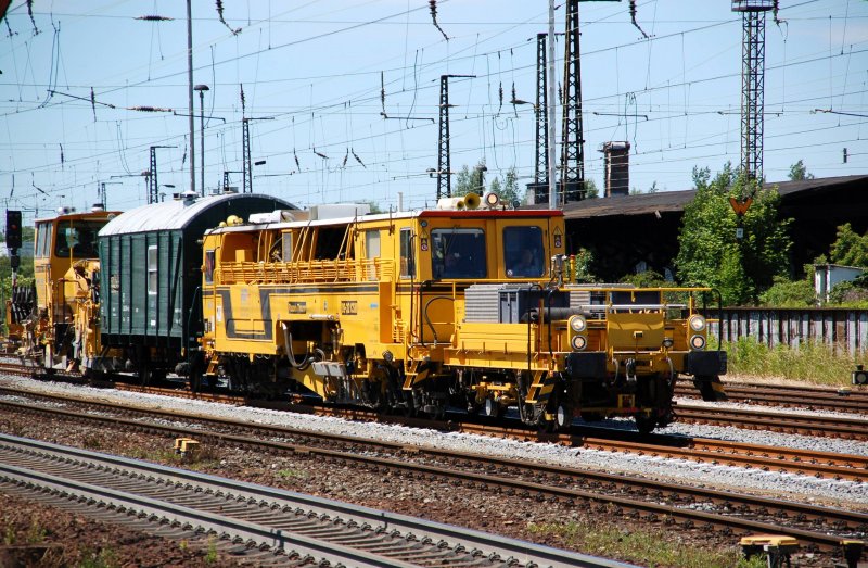 Dieses Gespann aus Stopfmaschine, Bauwagen und Schotterprofiliermaschine durchfuhr am 13.06.09 Weimar Richtung Berlin. Gru an den Tfzf!!!