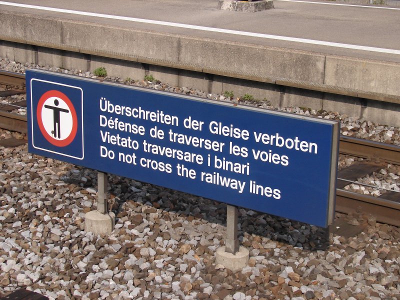 Dieses Hinweisschild/Warnschild habe ich im Bahnhof Zrich Tiefenbrunnen fotografiert.