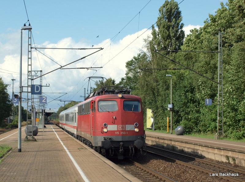 Dieses interessante Gespann poltert am 30.07.09 als Pbz 1955 von Neum�nster nach Hamburg-Eidelstedt durch Elmshorn. Zuglok ist die 115 350-1.