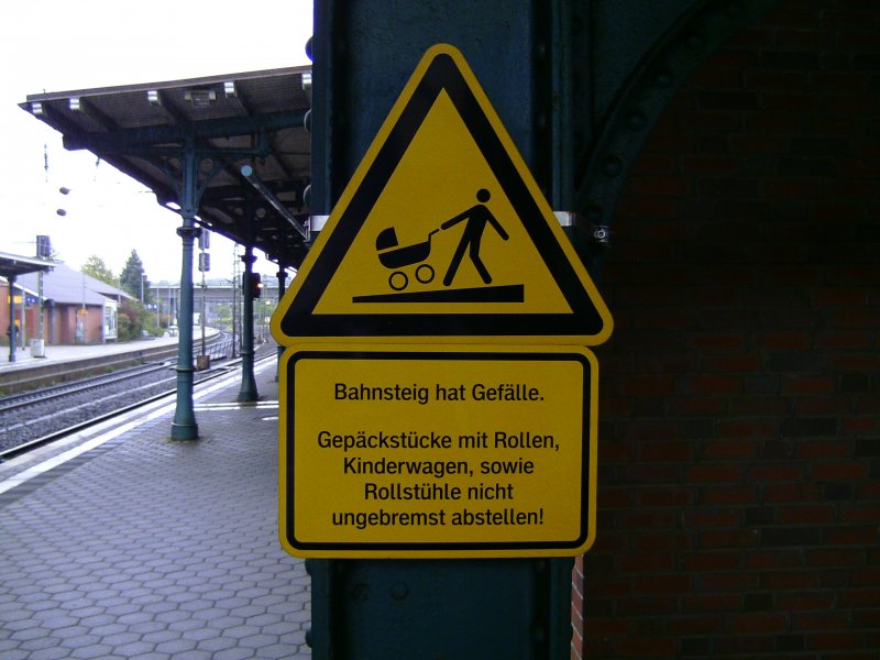 Dieses interessante Schild findet sich auf dem Bahnhof in Hamburg - Harburg, dem ehemaligen Harburger Hauptbahnhof, an Gleis 5. An Gleis 6 befindet sich auch so ein Schild. Die waren wohl billiger als den Bahnsteig auf Vordermann zu bringen.