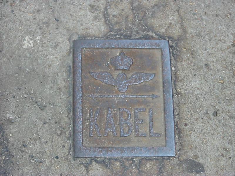 Dieses Kabelplatte sieht man an Gleis 9 in Worms Hbf, der Bahnsteige wurde seit Kaiserzeiten nicht neu gemacht. Deswegen sieht man diese Platte noch.
17.06.2005