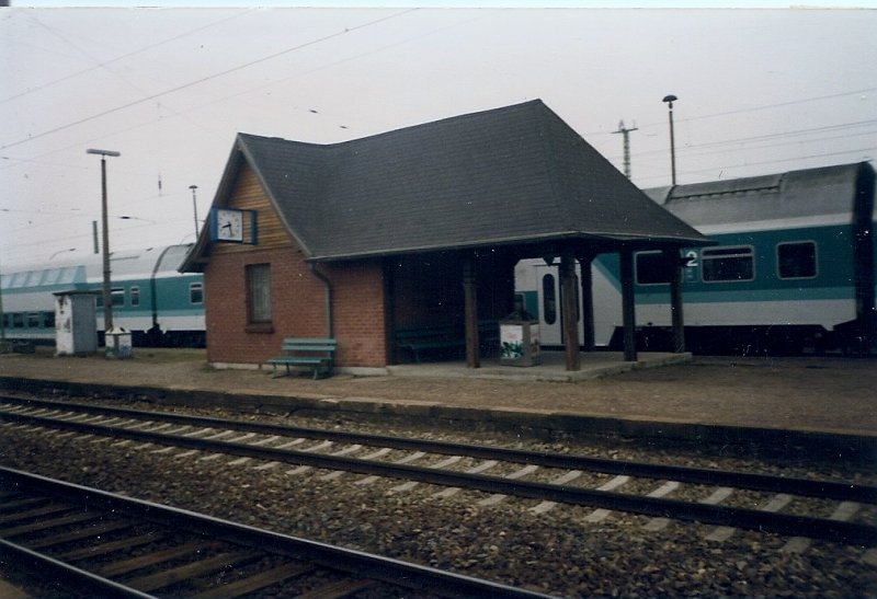 Dieses kleine Huschen in Bergen/Rgen war wo sich der Unterstand befindet ebenfalls geschlossen.Im Huschen hatte der Zugfertigsteller seinen Sitz auch das Lokpersonal nutzte das Huschen als Pausenraum.Auch ich selber habe in diesem Huschen als Zugfertigsteller mein erstes Geld verdient.Erst hatte man das Huschen saniert dann verschwand es pltzlich !