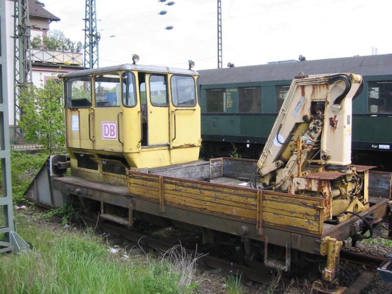 Dieses leicht heruntergekommen wirkende Bahndienstfahrzeug stand am 18.04.2004 auf einem Abstellgleis im Bahnhof Ettlingen West.