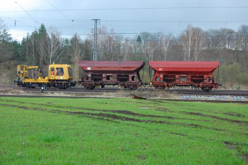 Dieses lustige Trio stand im str�menden Regen an der Strecke Ulm - Augsburg und wartete diverse Zug�berholungen ab.  