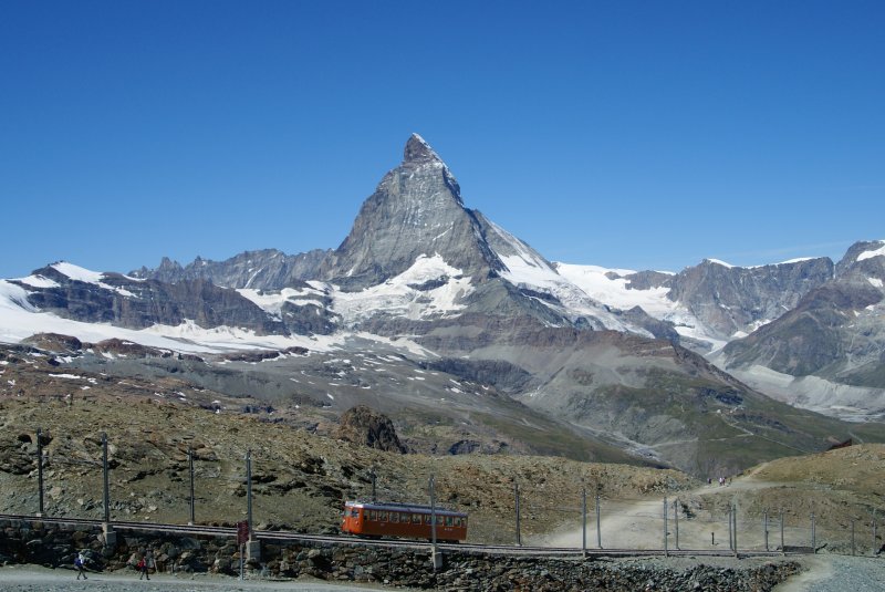 Dieses Mal ist nicht der talwrts fahrende Bhe 2/4 3021, sondern das Matterhorn das Hauptmotiv. Das Bild entstand am 6.8.09 unterhalb des Gornergrats.