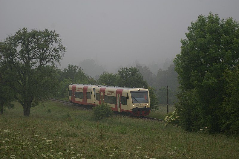 Dieses Nebelbild der beiden Triebwagen VT 202 und 221 ist am 2. Juni 2007 bei Albstadt-Laufen an der KBS 766 entstanden. Die Beiden RS1 sind auf dem Weg von Tbingen anch Aulendorf.