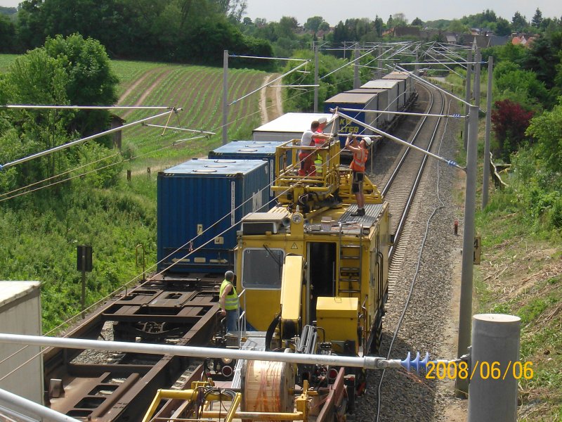 Dieses Oberleitungsmontagefahrzeug der Firma Balfour Beatty Rail bei Oberleitungsarbeiten bei Reinfeld. Auf dem Gegengleis f�hrt gerade ein Kombizug nach L�beck- Travem�nde- Skandinavienkai. 06.06.08.