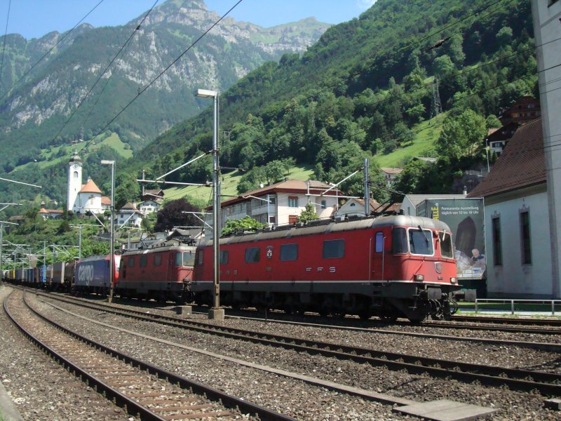 Dieses Re 10/10-Packet hat am 28.06.2008 ine Re 484 im Schlepp.Das Bild entstand in Flelen. 