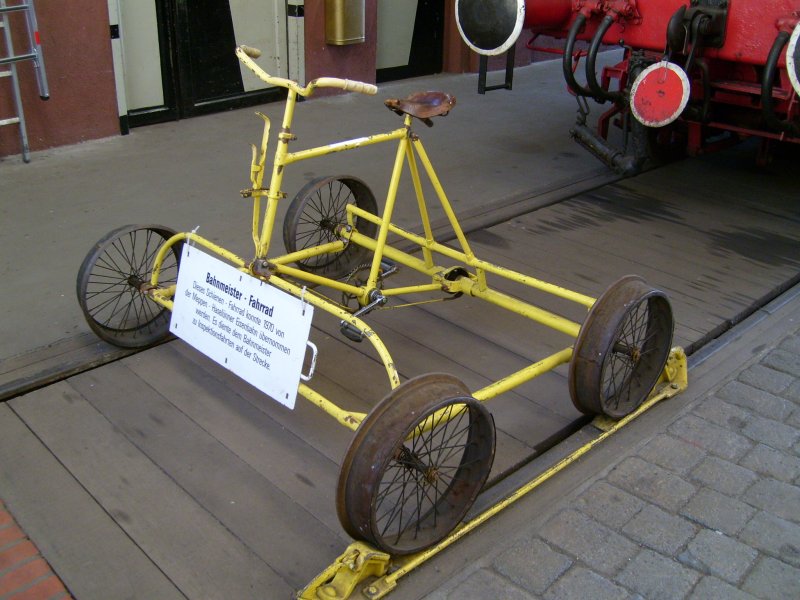Dieses Schienenfahrrad diente dem Bahnmeister zu Inspektionsfahrten auf der Strecke.  