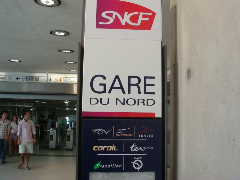 Dieses Schild begenet man vom Eingang Busbahnhof. Ganz gro SNCF und der Bahnhofsname. Ausserdem sieht man welche Unternehmen diesen Bahnhof bedienen. 