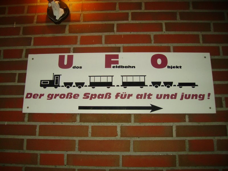 Dieses Schild fhrt die Leute zu Udos Feldbahnanlage die in Jadebusen nhe Tossens steht die Udo selbst in seinem Gartengebaut hat.