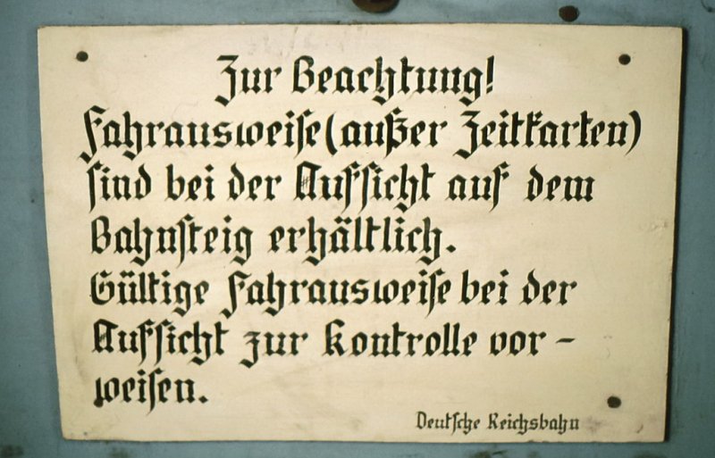 Dieses Schild habe ich einmal vor vielen Jahren auf dem S-Bahnhof Heerstrasse aufgenommen.(Archiv P.Walter)