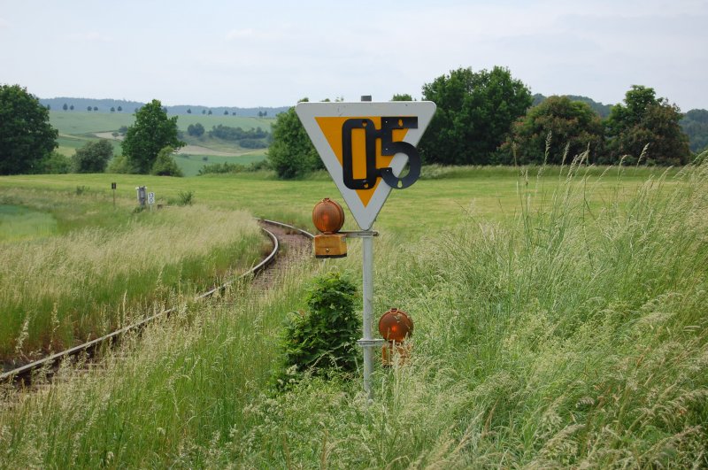 Dieses Schild kndigt eine Langsamfahrstelle (La) von 5 Km/h an. Auf der Strecke Amberg-Schnaittenbach ist es hier beim B bei Burgstall zu sehen. Die 5er La, die 2km lang ist, verlngerte die Fahrtzeit der Gterzge von etwa 30 minuten auf fast 1 Stunde! Aber dieses Wochenende soll abhilfe geschaffen werden und das Streckenstck nach dem Durcharbeiten der Gleise wieder fr 20 km/h freigegeben werden! (31.05.2008)