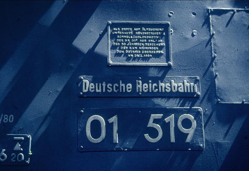 Dieses Schild war an der ersten rekonstruierten 01 der DR der DDR die damit zu einer 01/5 519 wurde, und mit lfeuerung ausgerstet war. Das AW Meiningen fhrte diese Arbeiten aus und feierte mit dieser Lok ein Jubileum. 
