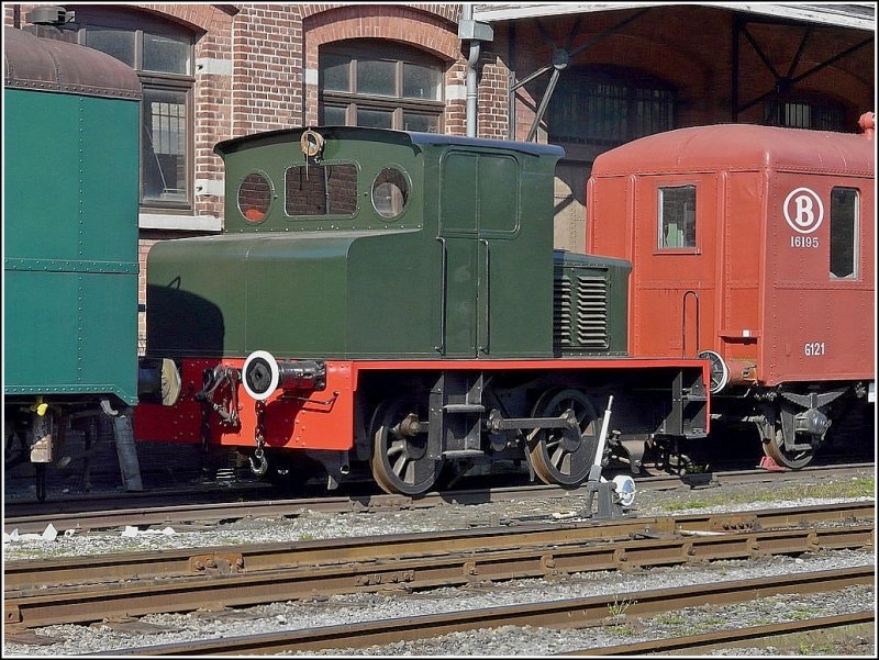 Dieses Schmuckstck habe ich am 28.09.08 im Bahnhof von Treignes entdeckt. Leider habe ich keine Information dazu gefunden. (Jeanny)