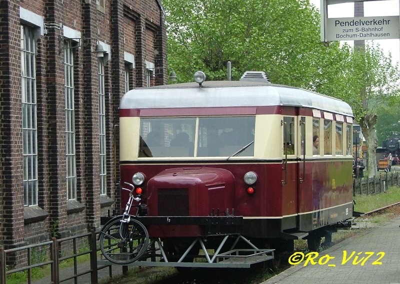 Dieses Schweineschnuzchen wird als  Pendelbus  zwischen Museum BO-Dahlhausen und S-Bahnhof BO-Dahlhausen eingesetzt. 15.05.2005.
