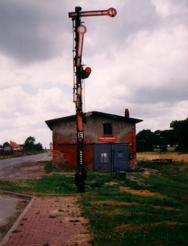 Dieses Signal steht im Eisenbahnmuseum Lindenberg (Prignitz). Fr�her war hier noch ein Gleis. Deshalb auch der ehemalige Lokschuppen im Hintergrund.