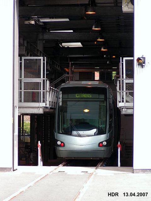 Dieses Straenbahn Fahrzeug steht auf der Wartungsbhne in einem Nebengebude beim Depot. 13.04.07 