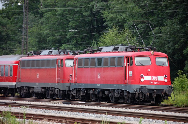 Dieses  Traumprchen , bestehend aus 110 460-3 und 115 307-1 vor PbZ 2411, wartet eine berholung in Neuoffingen ab. 24.06.2008 .