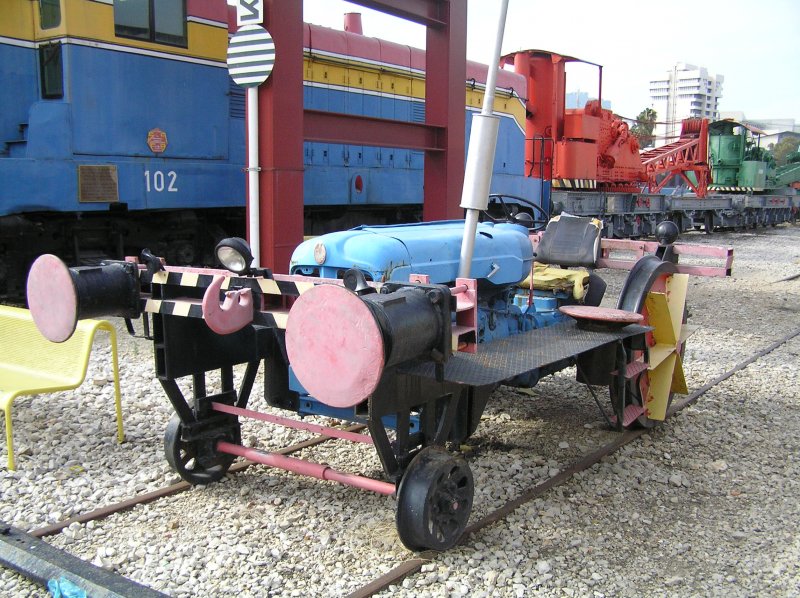 Dieses Unikum - ein Rangiertraktor - befindet sich unter den Exponaten des Eisenbahnmuseums Haifa. Leider habe ich keine weiteren Daten wie Baujahr oder Hersteller. Haifa, 08.02.2007