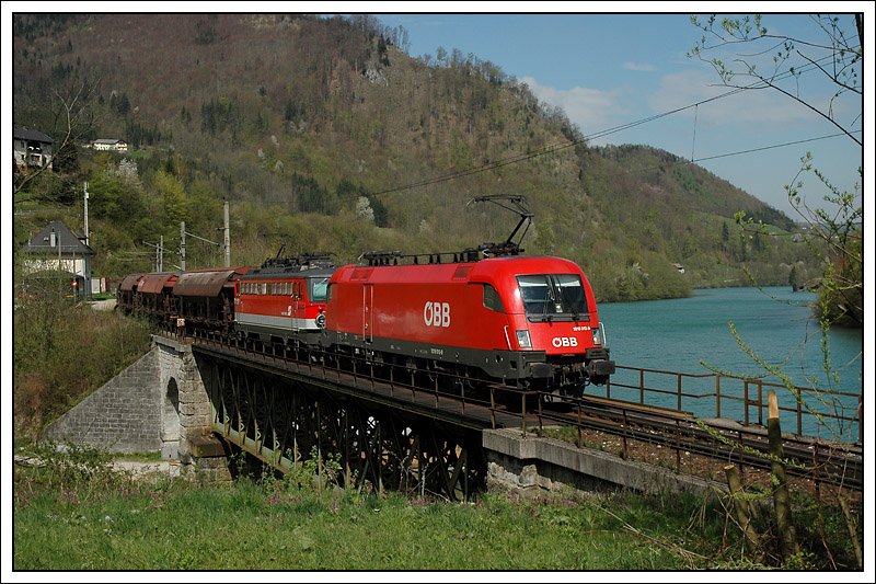 Dieses Wetter hatten wir uns fr den Dampfsonderzug durch das Gesuse am 19.4.2008 gewnscht, doch als er 35 Minuten spter vorbei kam, war die Sonne leider weg. Bei 1016 010 war die Welt bei der berhmten Brcke in Trattenbach aber noch in Ordnung.