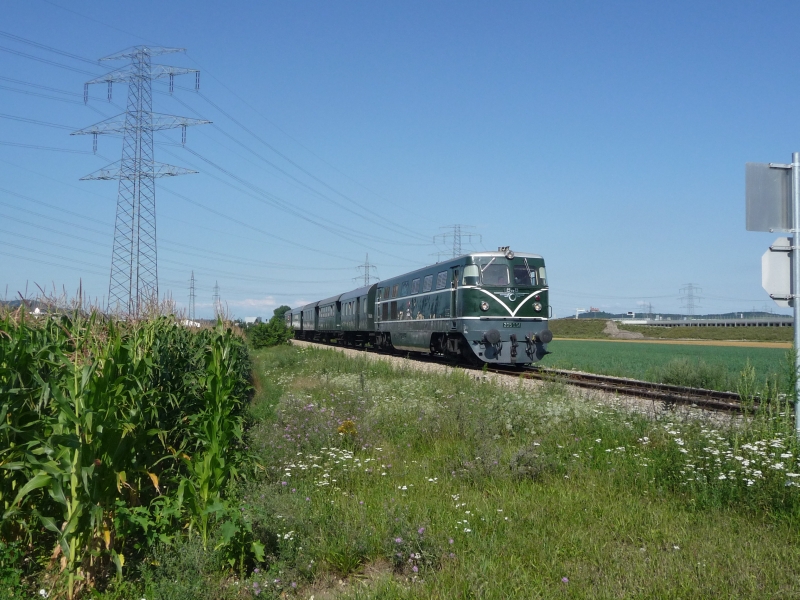 Dieses Wochenende war, statt dem planmigen 5042.14, die tannengrne 2050.04 auf der Strecke zwischen Korneuburg und Ernstbrunn unterwegs. Der Zug wurde am 26.07.09 kurz vor Stetten fotografiert.