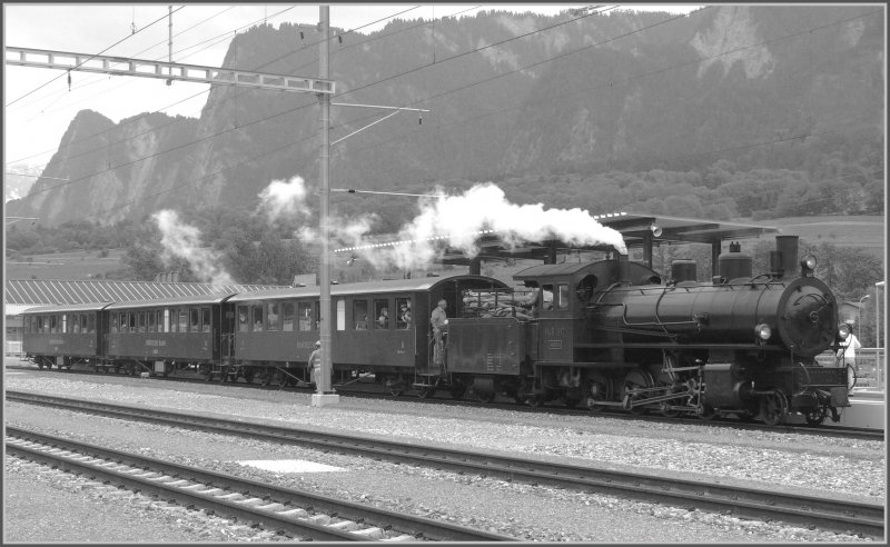 Dieses Wochenende wird die Fertigstellung des Bahnhofes Chur gefeiert, wie auch das 150 Jahre Jubilum der Rheintallinie. Aus diesem Anlass verkehren auf SBB und RhB zahlreiche Sonderzge jeglicher Gattung. G 4/5 107  Albula  pendelte heute zwischen Chur und Untervaz-Trimmis. (24.05.2008)