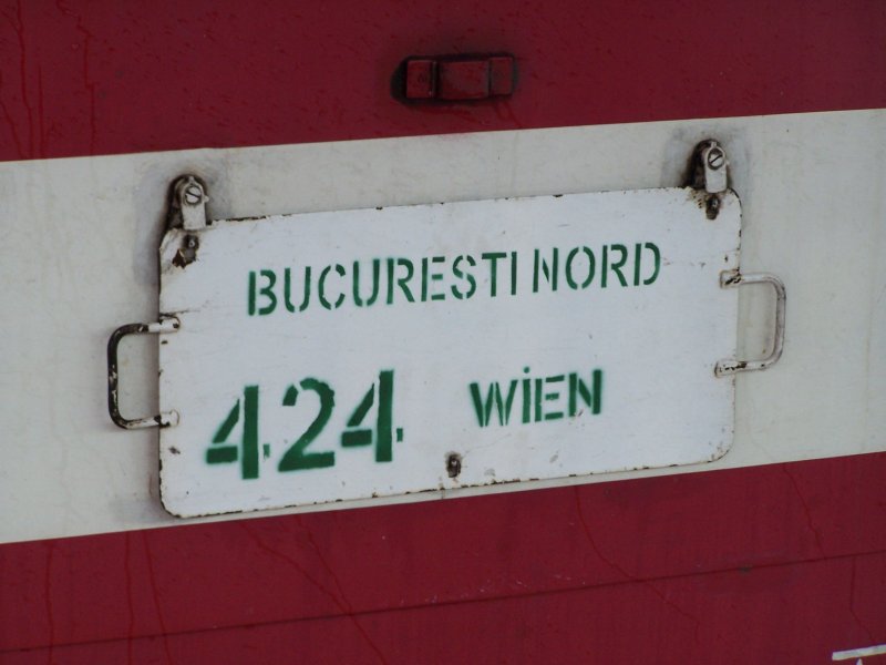 Dieses Zuglaufschild ist sehr interessant (scheint noch  Handgeschnitzt )..gesehen in einem Express aus Budapest in Wien Westbahnhof (22.06.2009)