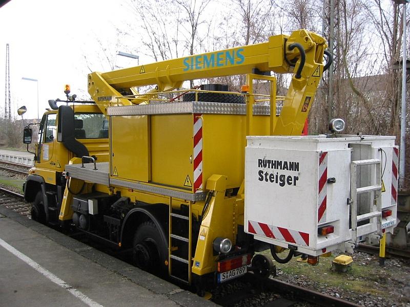 Dieses Zweiwegefahrzeug auf Basis Unimog traf ich am Karfreitag 2005 im Hauptbahnhof Karlsruhe an. 