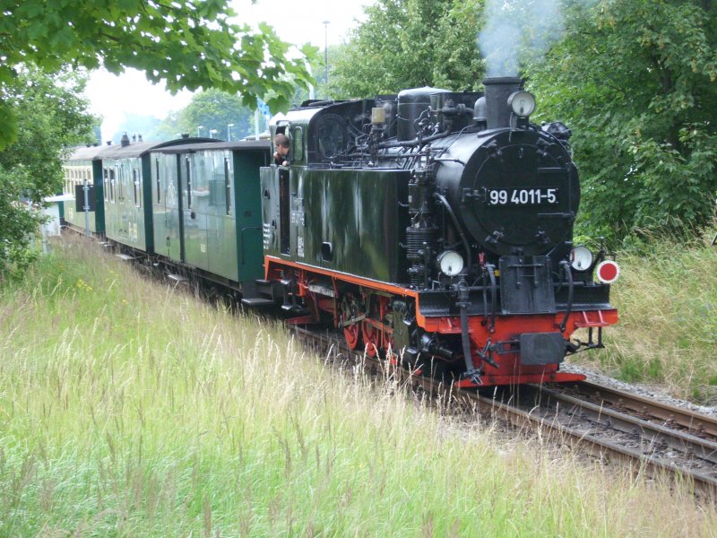 Diesmal ist die Aquarius C.Zuglok und 99 4011 Schlusslok als Diese am 11.Juli 2009 mit ihren Personenzug von Lauterbach Mole in Putbus einfuhren.