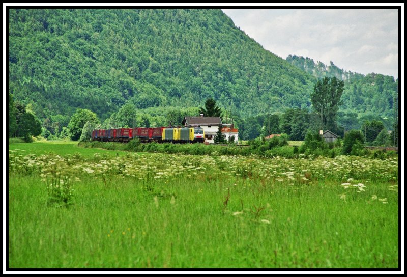 Diesmal bringen zwei E189er von Lokomotion den  WINNER-EXPRESS  bei Niederaudorf richtung Kufstein.