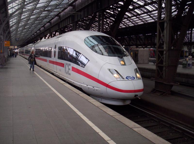 Diesmal ein Niederlnder. ICE BR 406 steht in Kln Hbf kurz vor seiner Abfahrt in richtung Brssel/Aachen. 10.04.2006