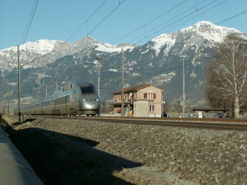 Diesmal kam mir kein Gegenzug vor die Linse.Der TGV POS von Paris-Est nach Chur(nur Samstags)rast gerade beim RhB Bahnhof Zizers vorbei.29.12.07