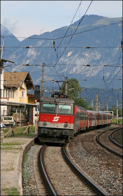 Diesmal passt das Wetter und anstelle eines 4010ers ist eine 1044er im Einsatz: 1044 044 durchfhrt mit den InterCity 515  Therme Nova Kflach , von Innsbruck Hbf nach Graz Hbf, den Haltepunkt Bruckhusl. (05.07.2008)
