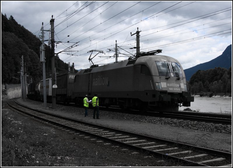 Diesmal in S/W mit ein bissel Farbe;-) 182 019 wird gleich den Bahnhof Kufstein mit einem Kombizug Richtung Italien durchfahren. (04.07.07)