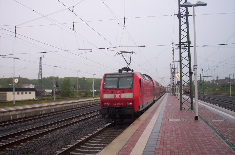 Diesmal umgekehrt. 146 016-1 schiebt den RE 1 Richtung Hamm(Westf), was normalerweise andersrum luft. 02.05.2005