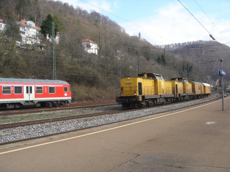 Diesr Bauzug mit 2 Dieselloks der Br.710 fuhren mit 2 Bauwagen am 18.04.06 durch Geislingen Hbf. Links stand dieser RE in Geislingen abgestellt.