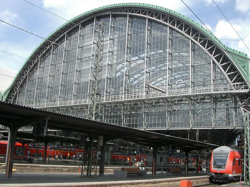 Dimensionen: Gewaltig wirkt die Halle des Hauptbahnhofs in Frankfurt am Main gegenber der RB nach Heidelberg am rechten unteren Bildrand. Frankfurt (M), 2009-08-03.