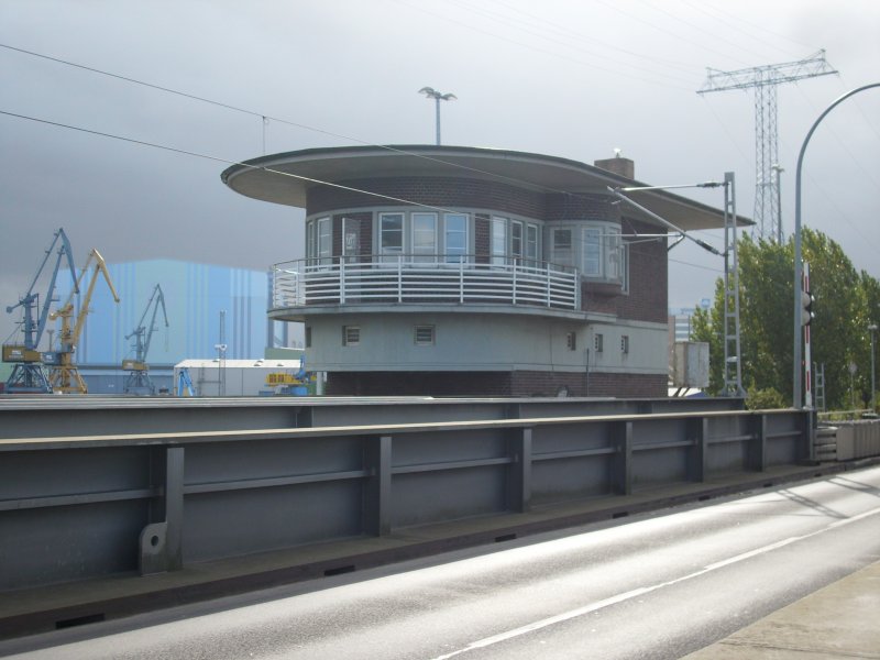 Direkt ber den Strelasund auf der Ziegelgrabenbrcke steht das Stellwerk Zig von Stralsund Rgendamm.Jeder Zug von und nach Rgen mu an diesem Stellwerk vorbei.