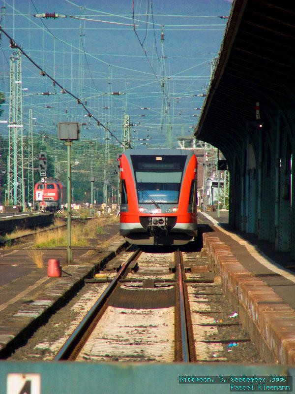 Direkte Frontaufnahme eines einfahrenden 646/946 in den Hauptbahnhof Kassel