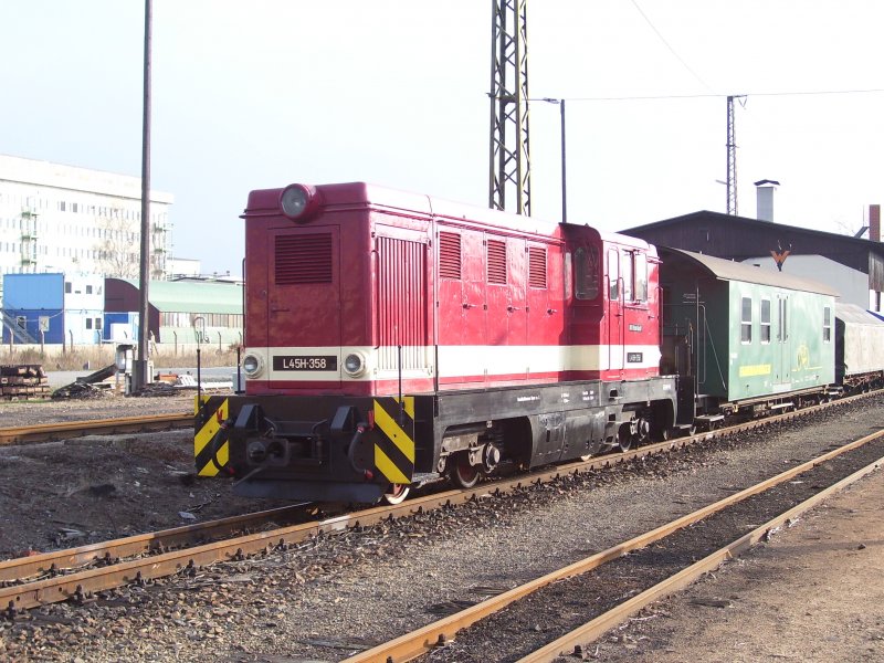Disellok L 45H-358 der BVO steht am 17 01.07 in Radebeul-Ost abgestellt.