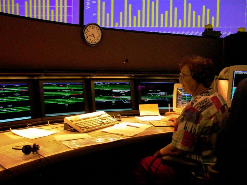 Dispatcherarbeitsplatz in der BNSF-Betriebszentrale in Fort Worth, Texas. Dieser Arbeitsplatz steuert im Groraum Chicago die dreigleisige METRA-Strecke nach Aurora. Die links auf dem Tisch liegenden Kopfhrer sind meine, die ich fr das Foto mal kurz abgesetzt hatte (Mai 2003). 