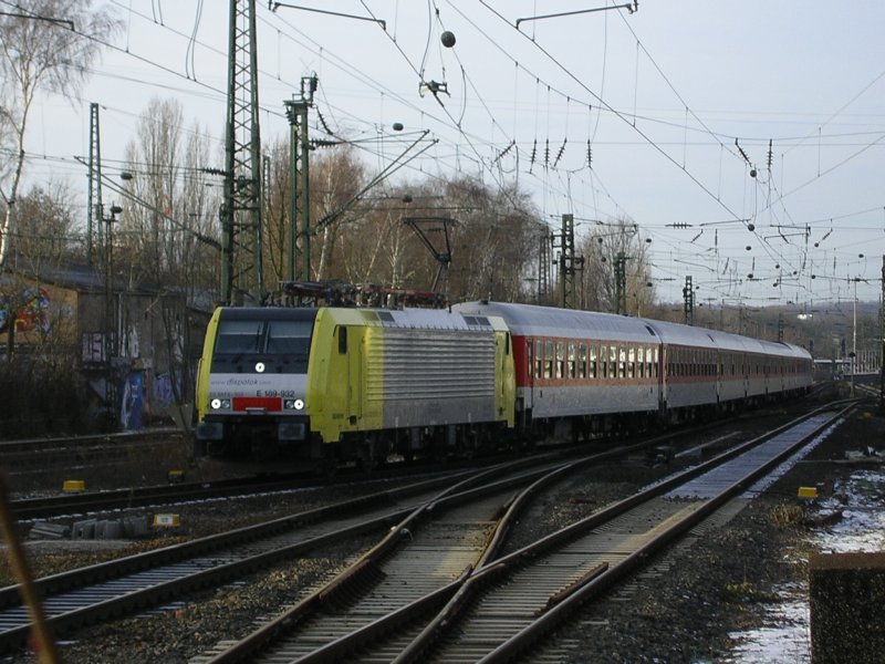 Dispo BR 189 932 mit DPE 88318 Schnee-Express am Haken erreicht mit +120 den Bochumer Hbf.(03.02.2008) 