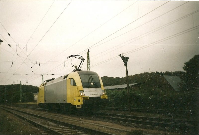 Dispo-Taurus ES64U2 012 nach der Ankunft eines Sonderzuges im September 2004 beim Umsetzen an das andere Zugende am Nordkopf in Bergen/Rgen.