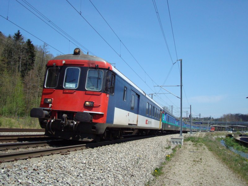 Dispo-Zug mit Re 4/4 II bei Roggwil-Wynau am 26.04.2008