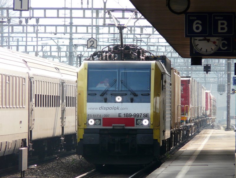 Dispolok - E 189-997 SE mit Gterzug bei der Durchfahrt im Bahnhof von Arth-Goldau am 08.04.2009