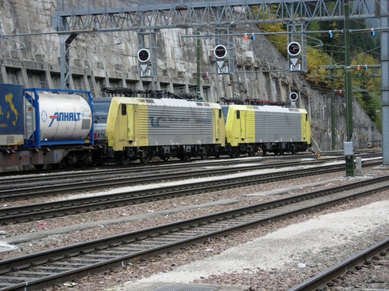 Dispolok E 189  fhrt mit Schwesterlok und Gterzug auf einem Nebengleis im Bahnhof Brenner/ Brennero ein. 09.10.07